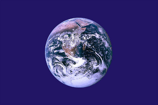 День Земли - 2013 - The Earth flag is not an official flag, a photo transfer of a NASA image from Apollo-13 of the Earth on a dark blue background.