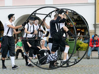 В Чехии проходит Международный фестиваль уличных театров "Za dveřmi"