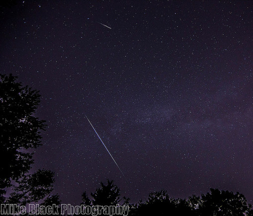 Метеорный поток Персеиды пролился звездным дождем над Европой - Perseid Meteor Pair and Milky Way (photo Mike Black, Flickr)