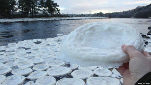 Ледяные "блины" реки Ди - "Ice pancakes" on River Dee, Wales, UK / ©HEMEDIA