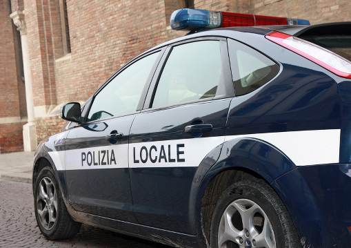 "Русских" туристов грабят чаще других - Municipal police car patrol in a town in Italy