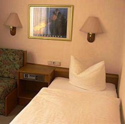 фото отеля Hotel am Bahnhof