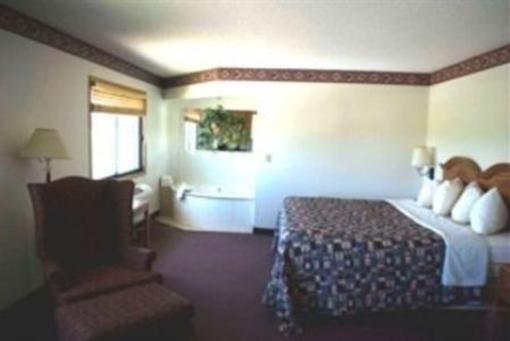 фото отеля AmericInn West Burlington