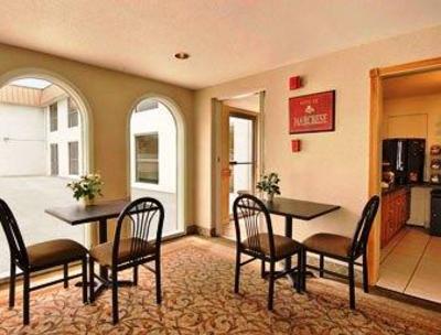 фото отеля Super 8 Morton Grove