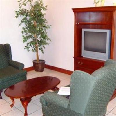фото отеля Deluxe Inn & Suites