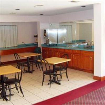 фото отеля Deluxe Inn & Suites