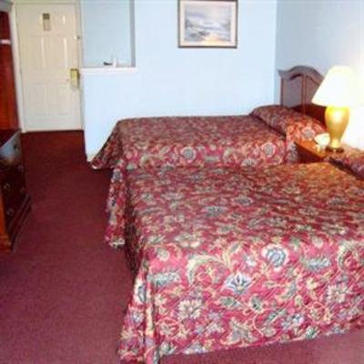 фото отеля Deluxe Inn & Suites