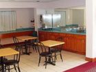 фото отеля Deluxe Inn & Suites