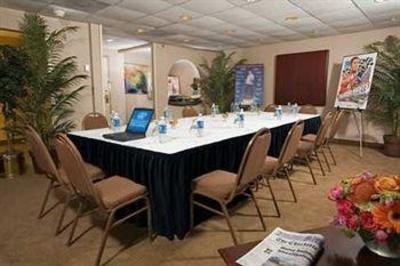 фото отеля Doubletree Guest Suites Charlotte / SouthPark