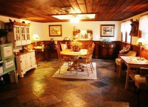 фото отеля Henryville Inn