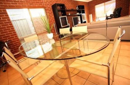 фото отеля Emaroo Riverside Townhouse Mildura