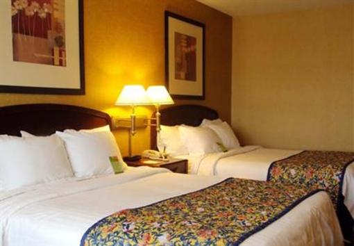 фото отеля Courtyard by Marriott Milwaukee North Brown Deer
