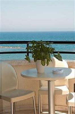 фото отеля Pigeon Beach Hotel Apartments