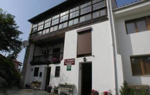 фото отеля Apartamentos El Requexu Llanes