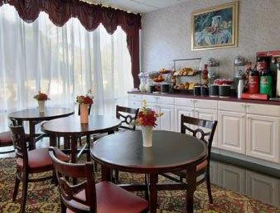 фото отеля Ramada Limited College Park