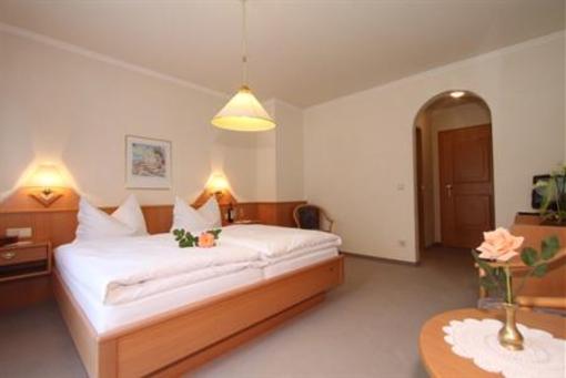 фото отеля Thermenpension Dorfcafe Guest House Unken