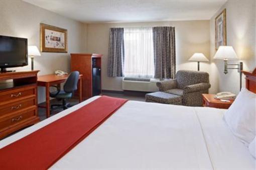 фото отеля Holiday Inn Express Hotel & Suites Belleville (Michigan)