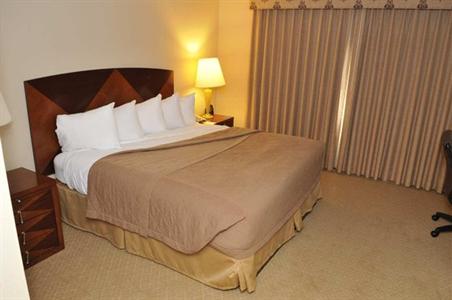 фото отеля Embassy Suites Detroit Southfield