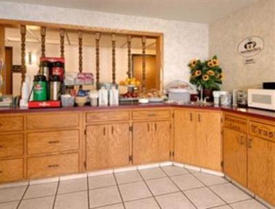 фото отеля Super 8 Weston