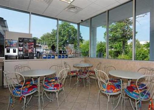 фото отеля Econo Lodge MacArthur Airport
