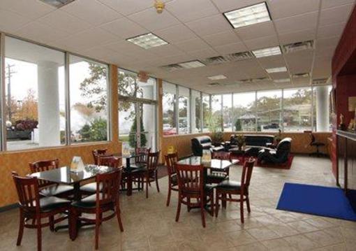 фото отеля Econo Lodge MacArthur Airport