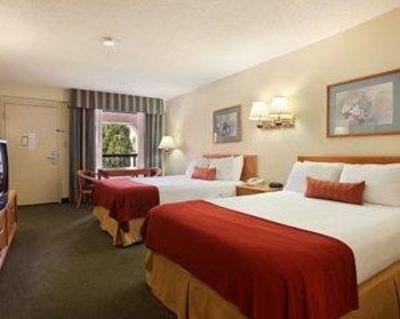 фото отеля Ramada Huntersville at Lake Norman