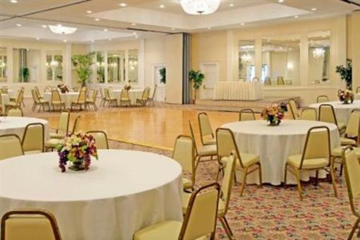 фото отеля Town and Country Resort Hotel