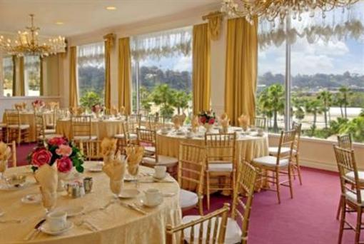 фото отеля Town and Country Resort Hotel