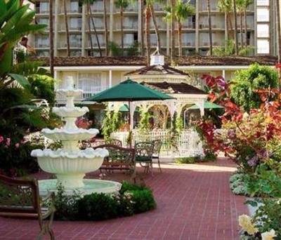фото отеля Town and Country Resort Hotel