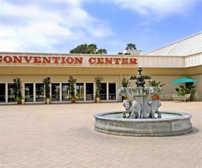 фото отеля Town and Country Resort Hotel