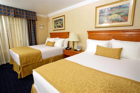 фото отеля BEST WESTERN PLUS InnSuites Airpark Ontario Hotel & Suites