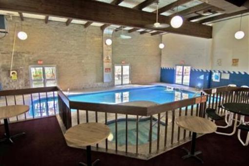 фото отеля Americas Best Value Voyageur Inn