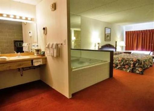 фото отеля Americas Best Value Voyageur Inn