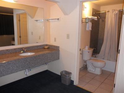 фото отеля Relax Inn and Suites New Orleans