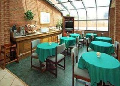 фото отеля Americas Best Inn & Suites Cornelia