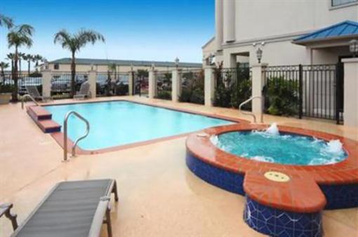 фото отеля Comfort Suites Intercontinental Plaza