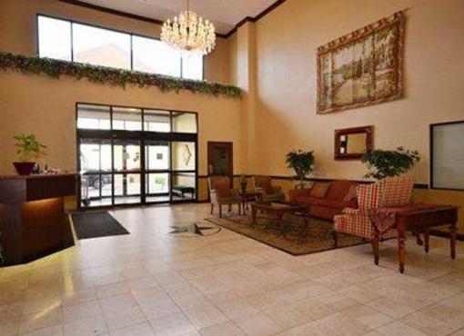 фото отеля Comfort Suites Intercontinental Plaza