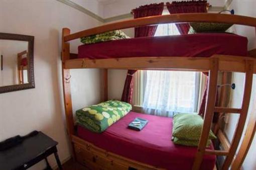 фото отеля Green Tortoise Backpackers Guesthouse