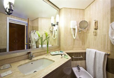 фото отеля Warwick Champs Elysees Hotel