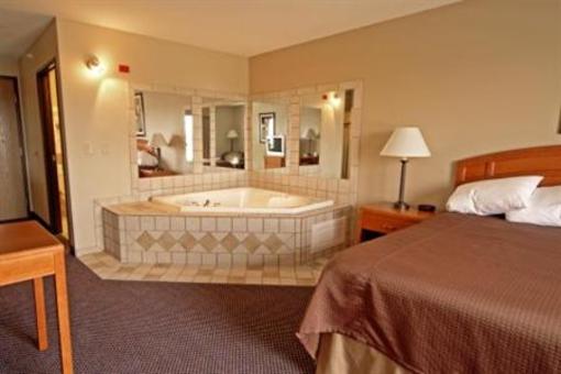 фото отеля Paola Inn and Suites