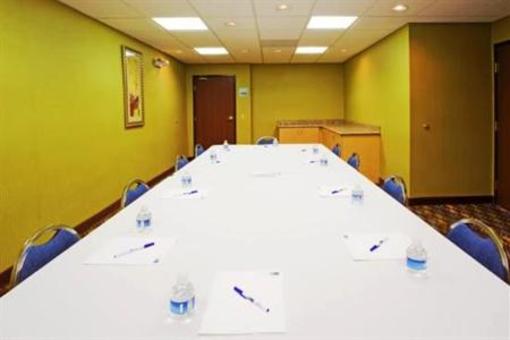 фото отеля Holiday Inn Express & Suites Thornburg I-95 Exit 118