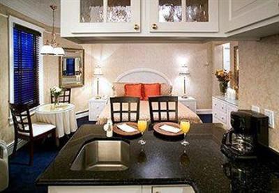 фото отеля Chateau Inn & Suites