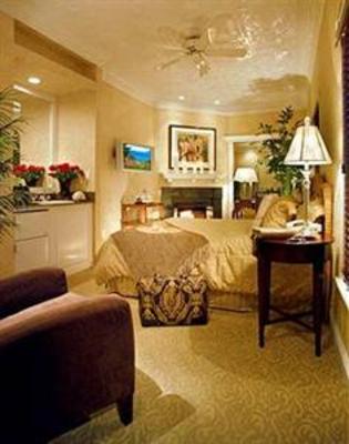 фото отеля Chateau Inn & Suites