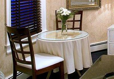 фото отеля Chateau Inn & Suites