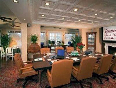 фото отеля Chateau Inn & Suites