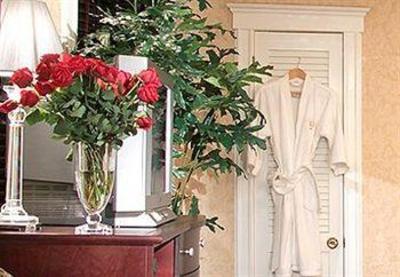 фото отеля Chateau Inn & Suites