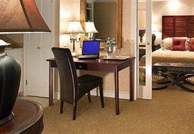 фото отеля Chateau Inn & Suites