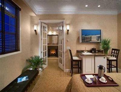 фото отеля Chateau Inn & Suites