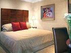 фото отеля Chateau Inn & Suites