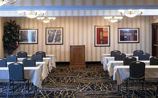 фото отеля Holiday Inn Express Hotel & Suites Warren (Ohio)